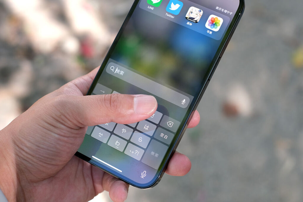 iPhone 14 Proを片手操作する