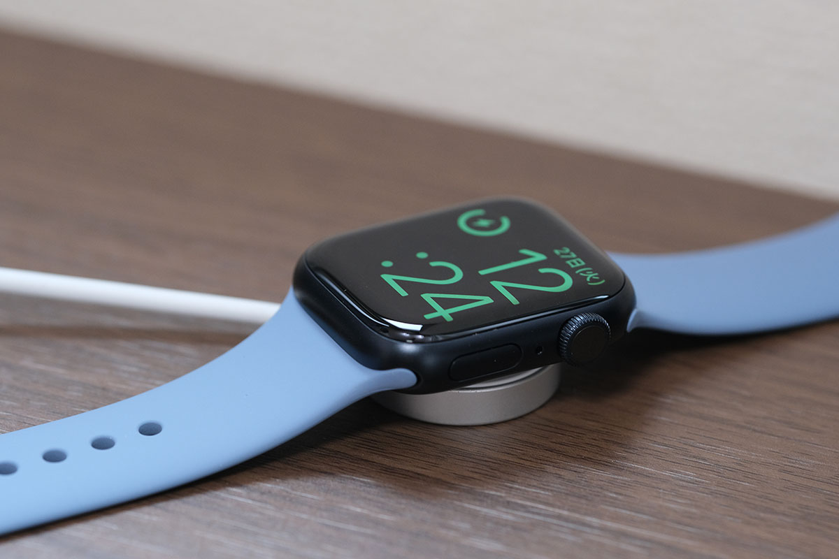 Apple Watch 8を充電する