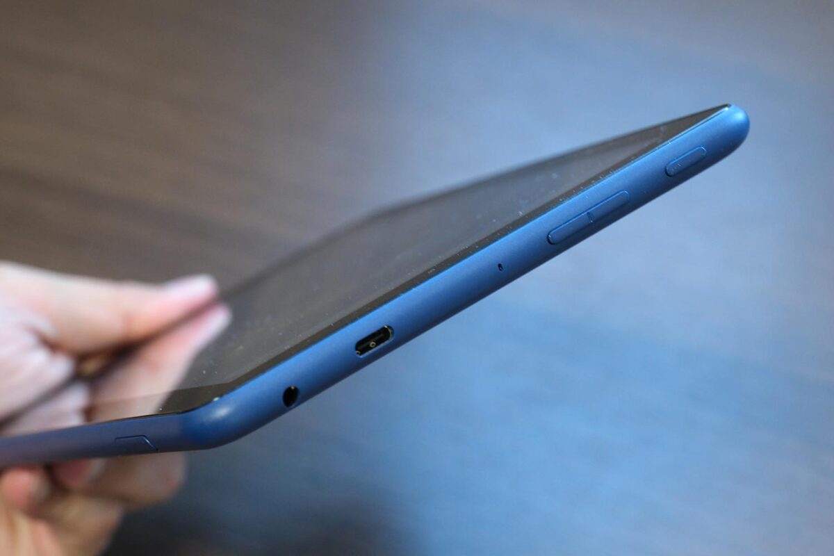 Fire HD 8 操作ボタンと充電ポート