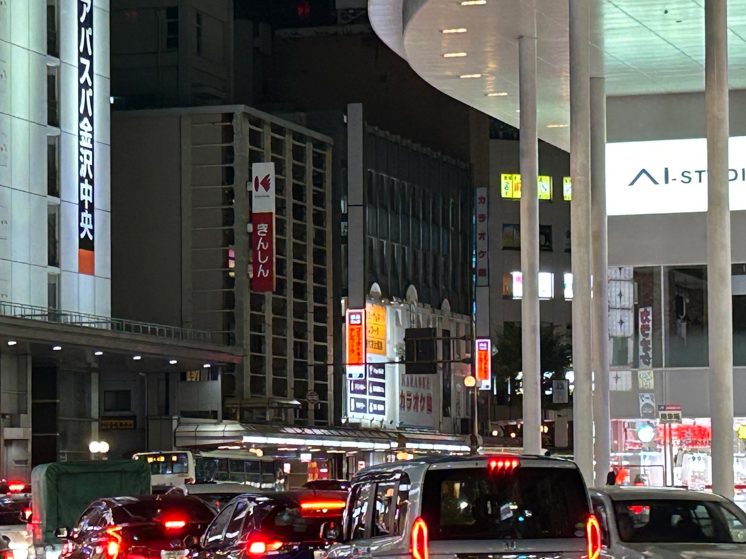 iPhone 14 Plus デジタルズーム5倍で夜の街を撮影