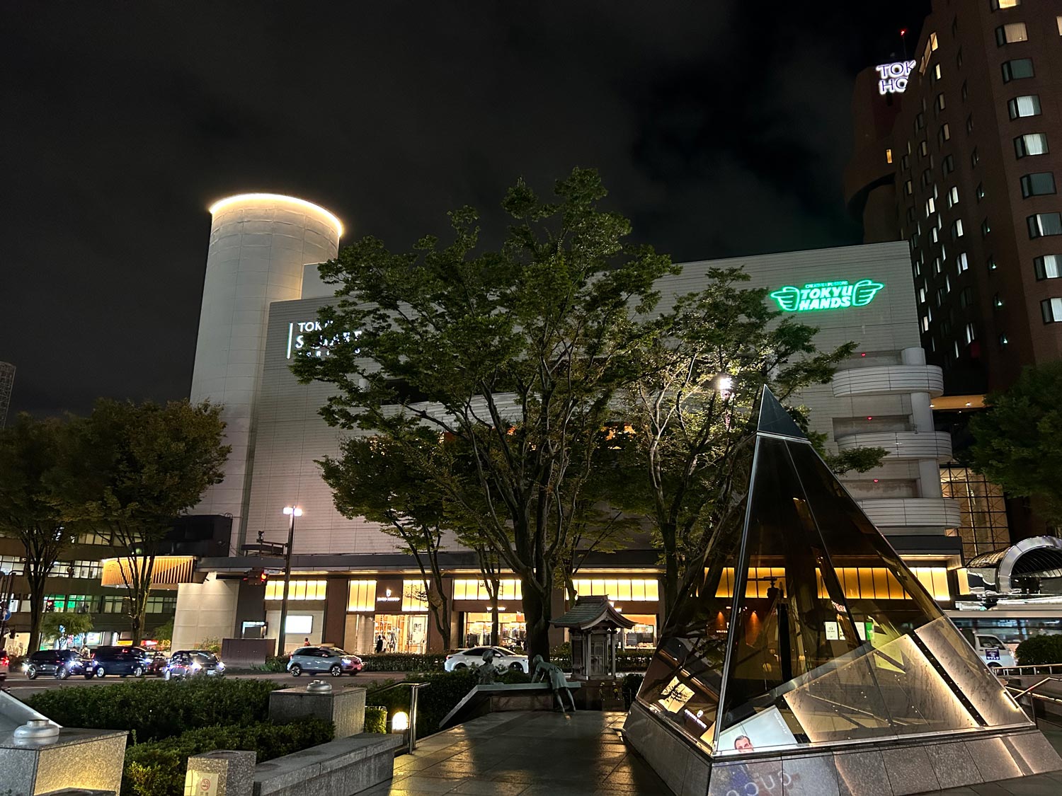 iPhone 14 Plus 広角カメラで夜の東急を撮影