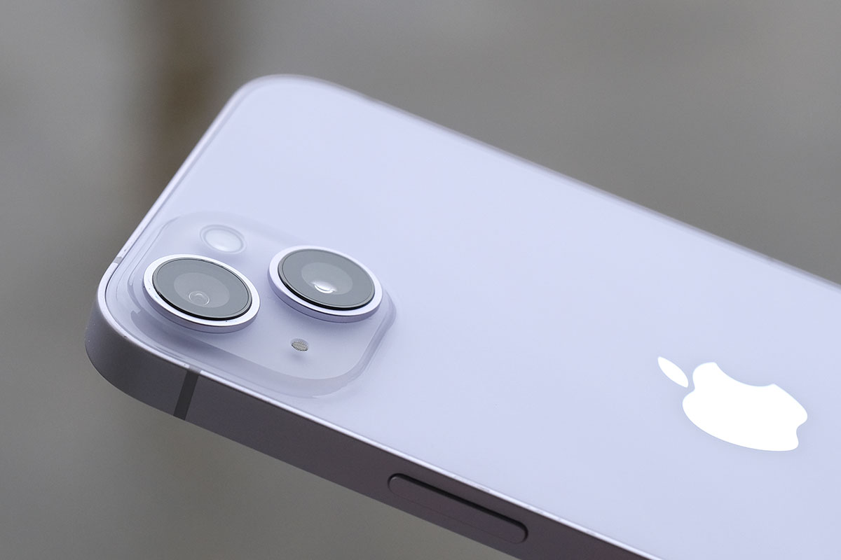iPhone 14 Plusのデュアルカメラ