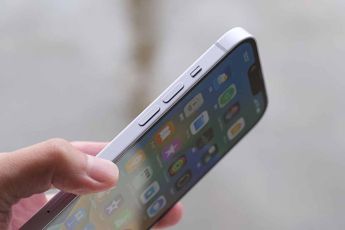 iPhone 14 Plus 音量ボタンとミュートスイッチ