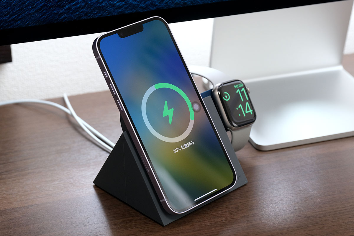 iPhone 14 PlusとMagSafe充電器