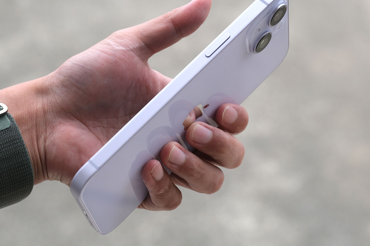 iPhone 14 Plus 片手で使うための持ち方