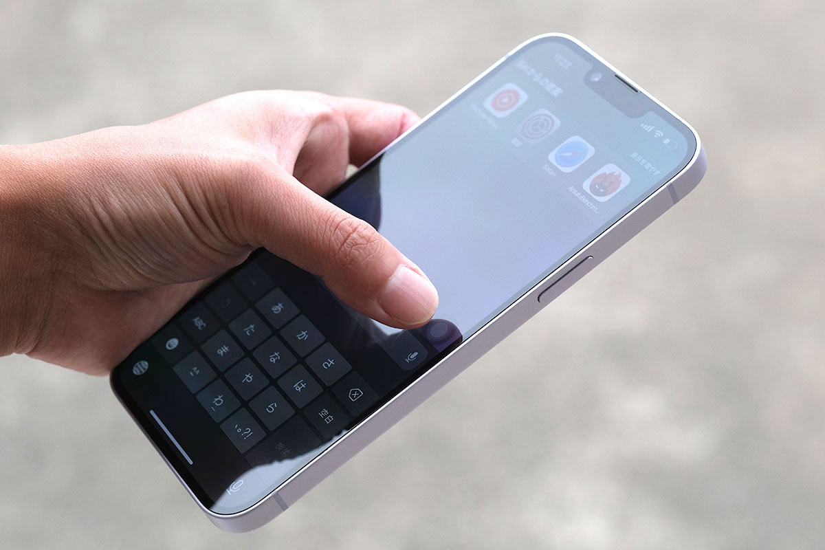 iPhone 14 Plus 片手で操作する