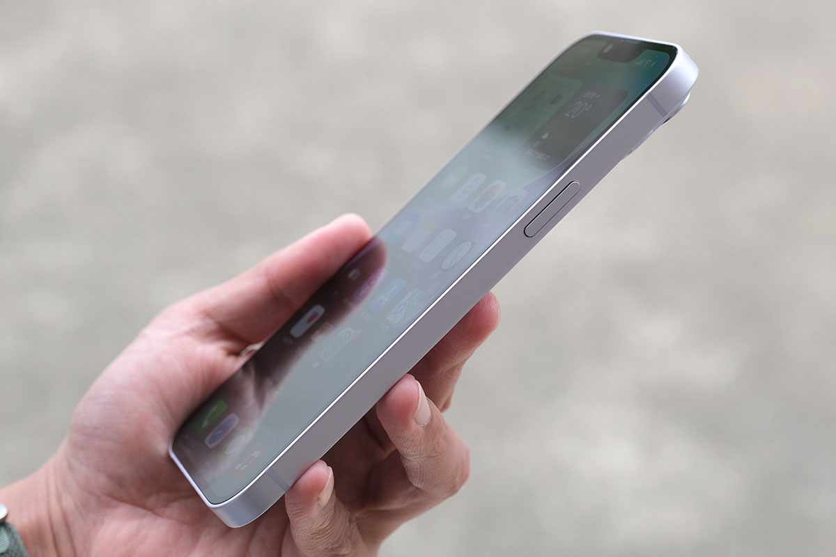iPhone 14 Plus のサイドボタン
