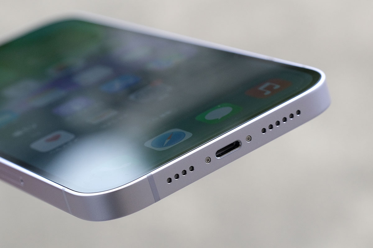 iPhone 14 Plus 本体下部