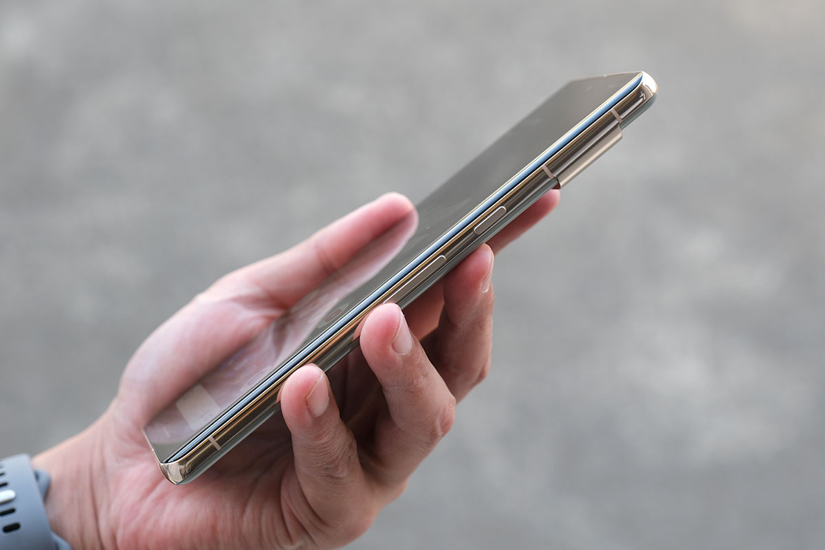 Pixel 7 Pro 本体右側