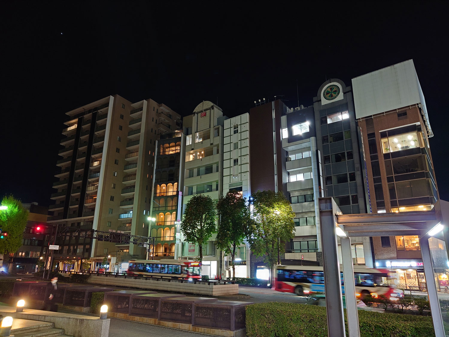 Xperia 5 IV 広角カメラで夜のビル群を撮影