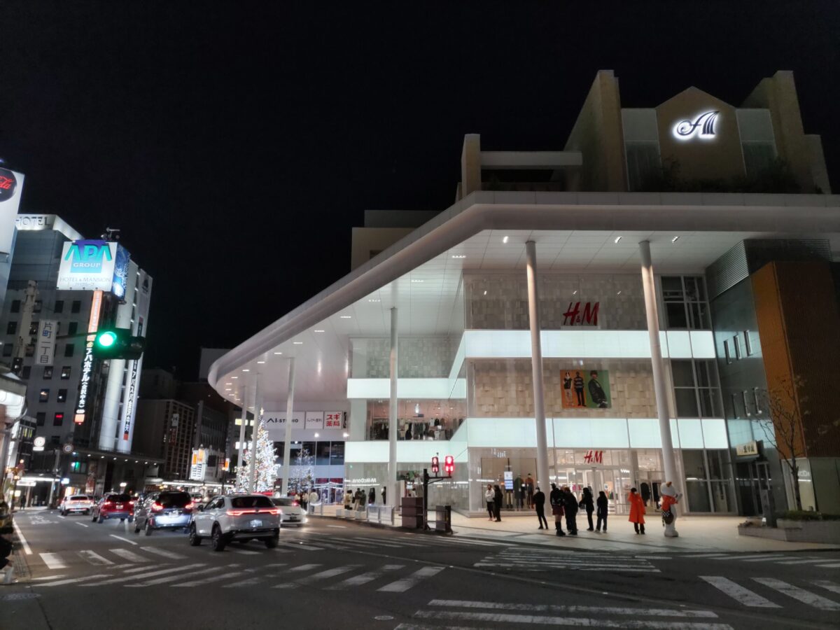 AQUOS sense6:広角カメラで夜の街を撮影