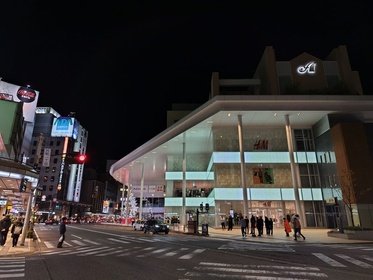 AQUOS sense7:広角カメラで夜の街を撮影