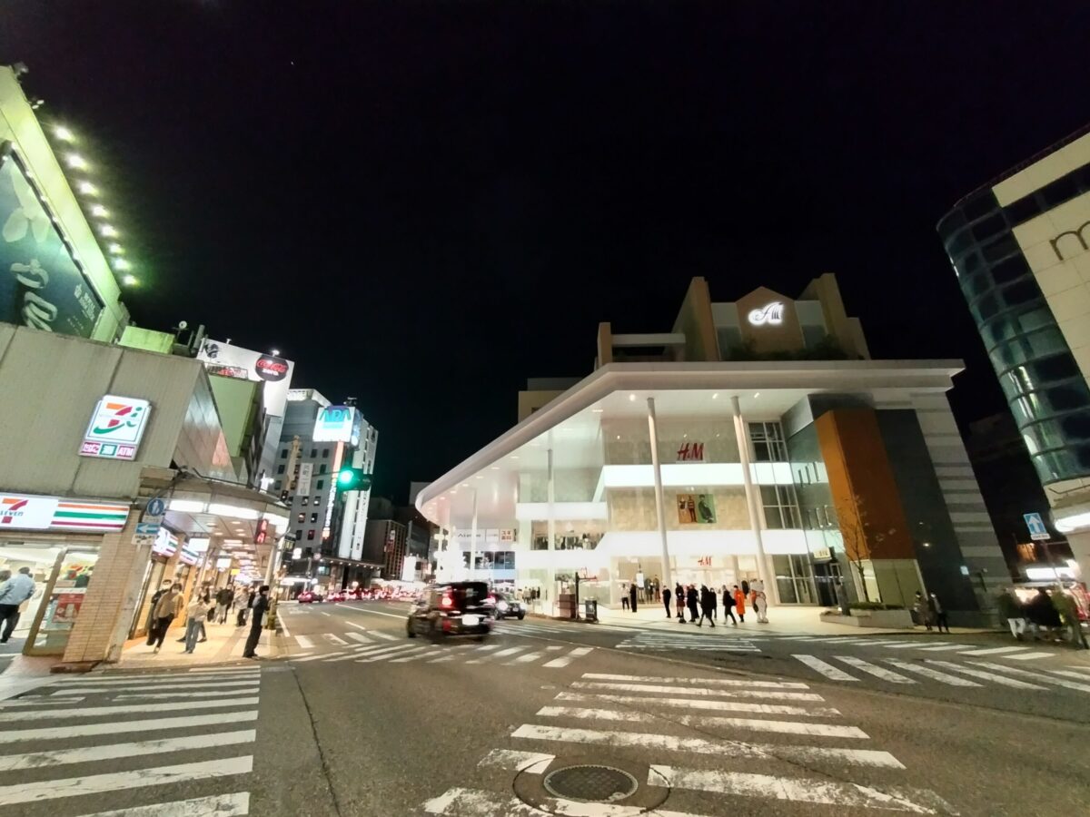 AQUOS sense7:超広角カメラで夜の街を撮影