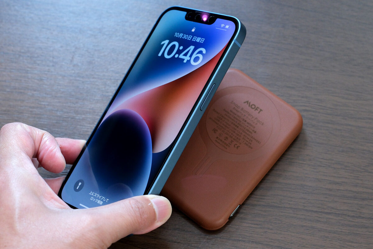 バッテリーパックにiPhone 14を乗せる