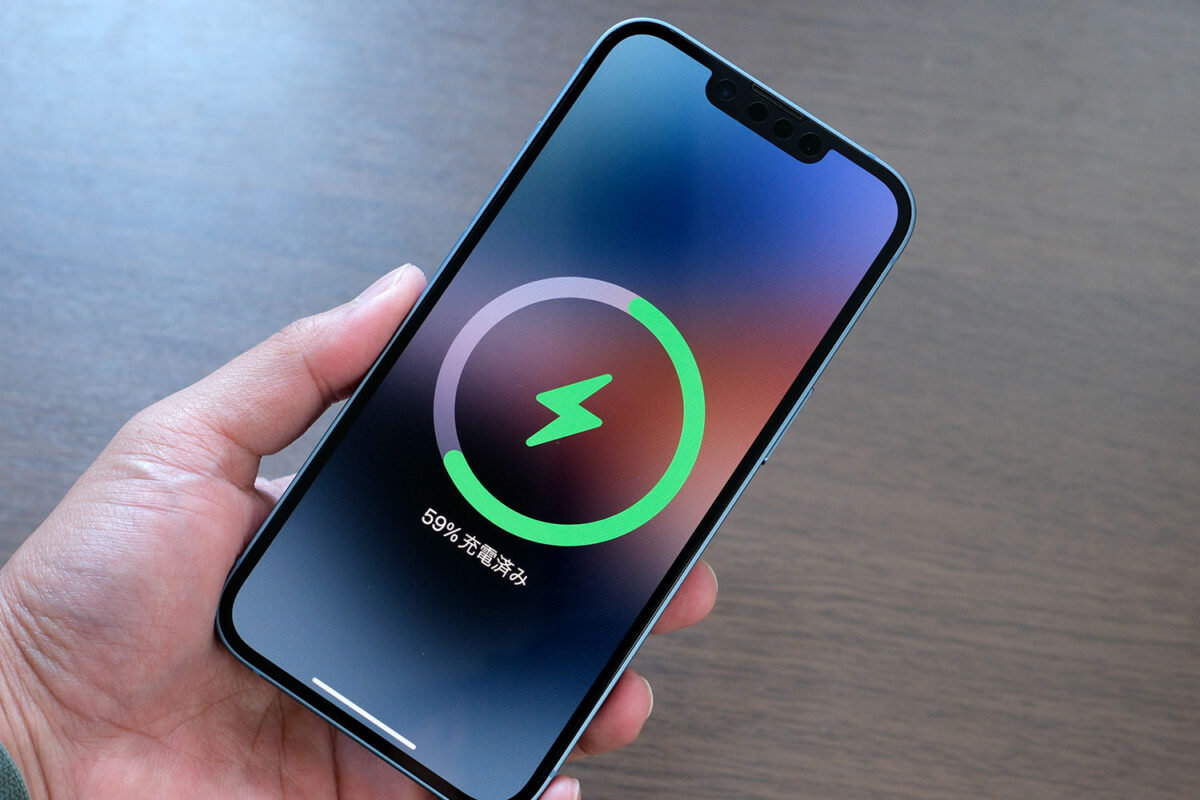 バッテリーパックからiPhone 14を充電する