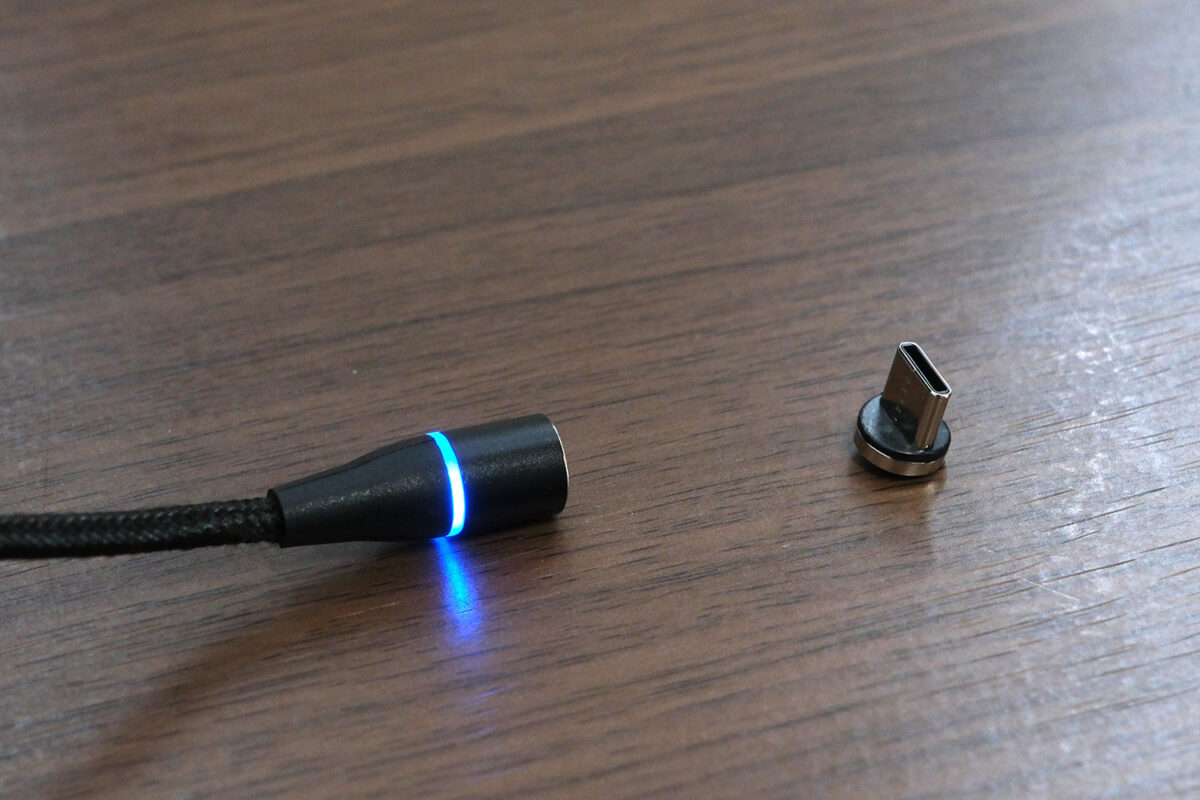 バッテリーパックの充電ケーブル