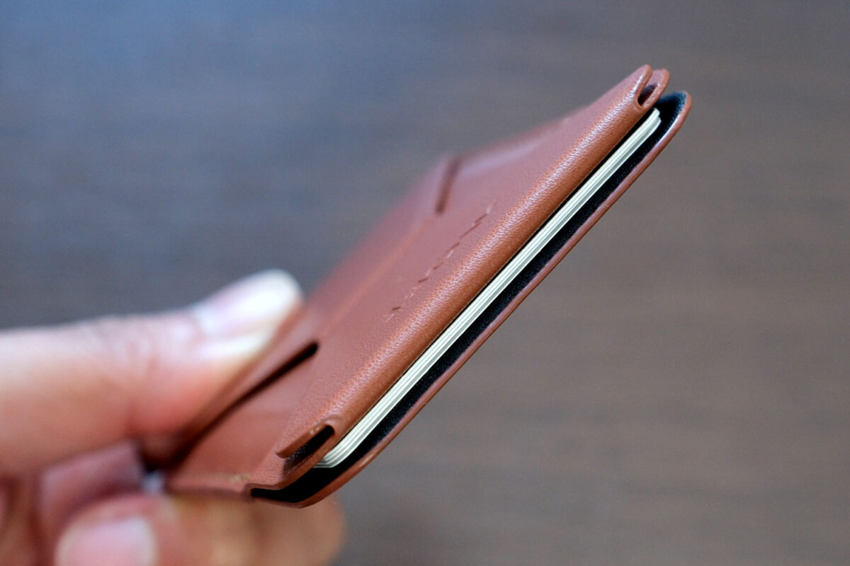 MOFT Snap-On スマホスタンドにカードを入れる