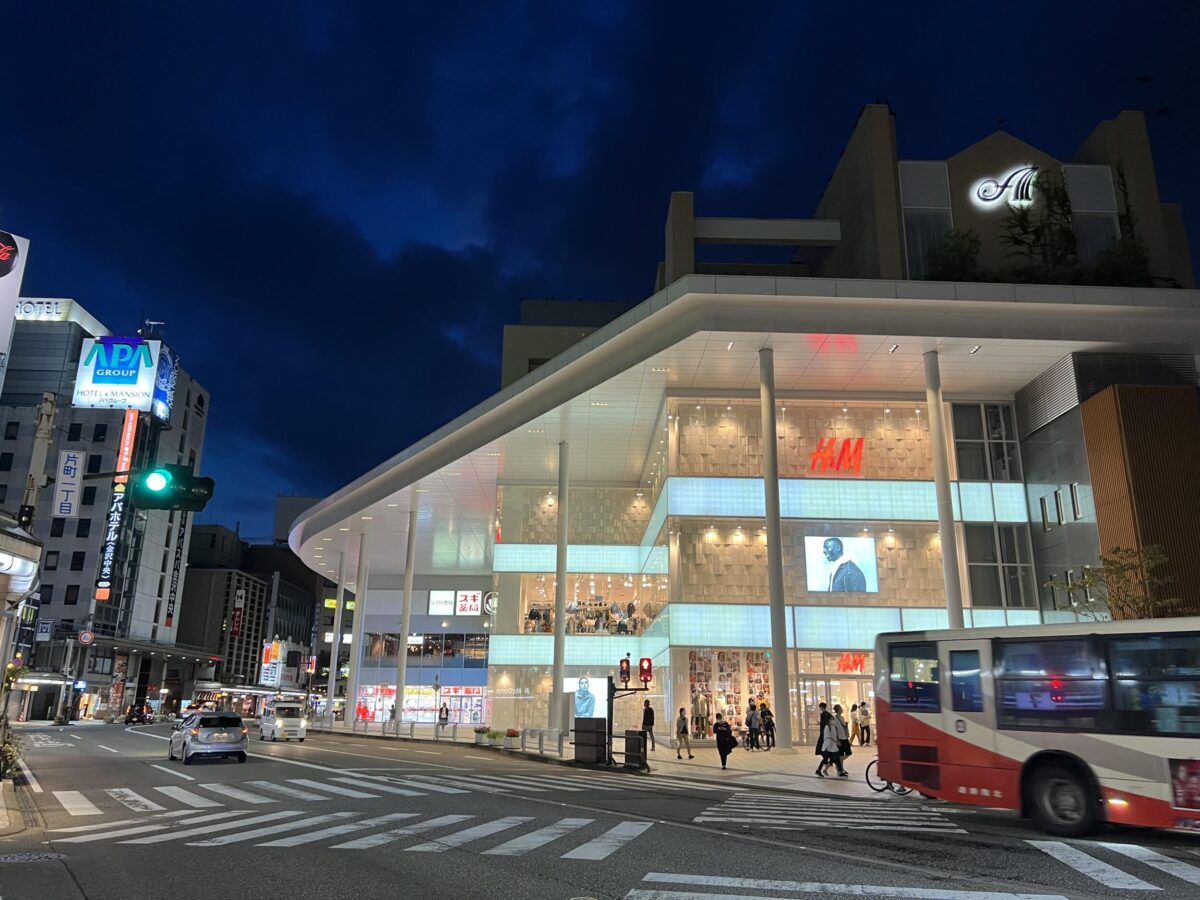 iPhone 13 Pro 広角カメラで夜の街を撮影