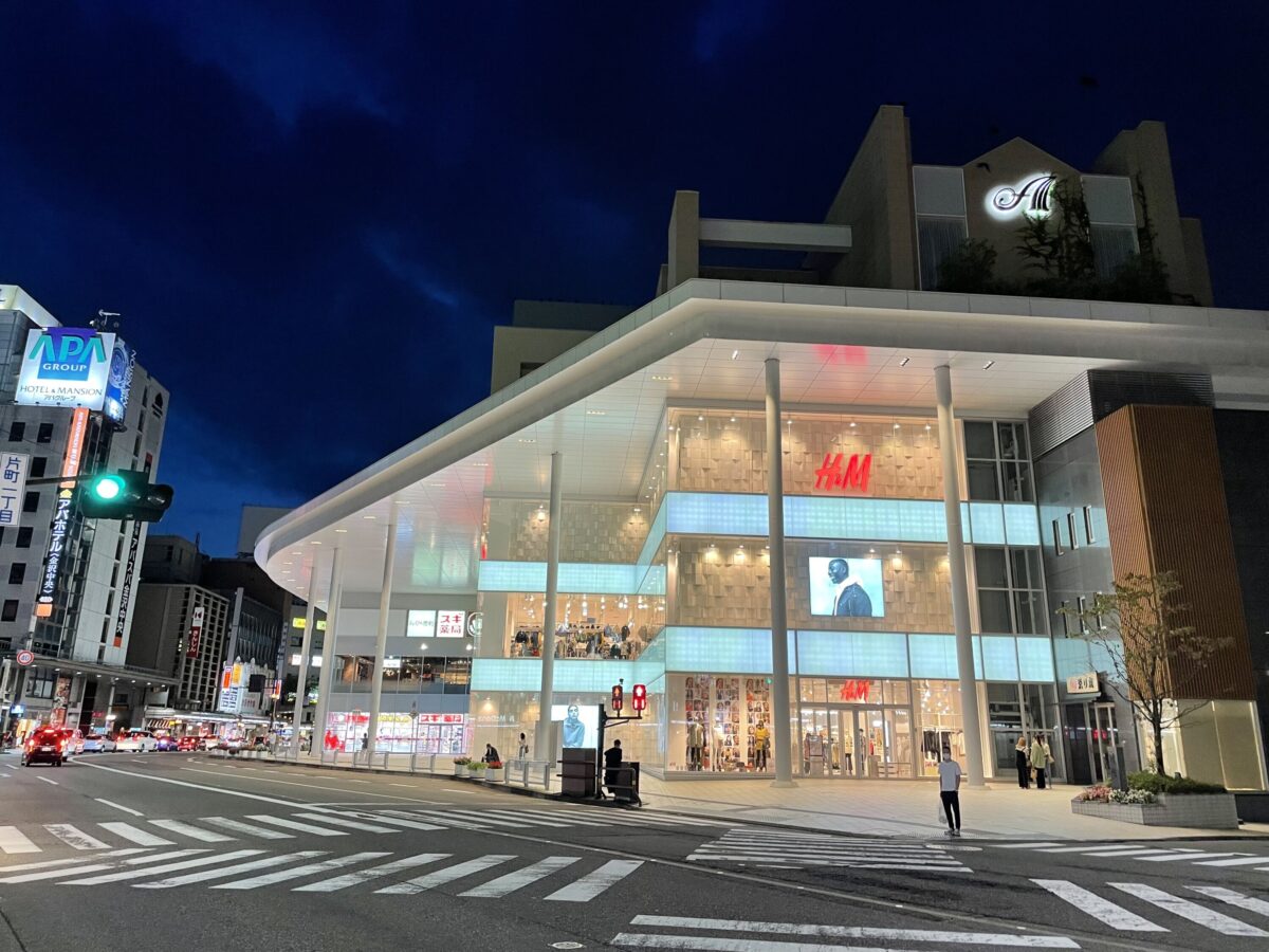 iPhone 12 mini 広角カメエラで夜の街を撮影