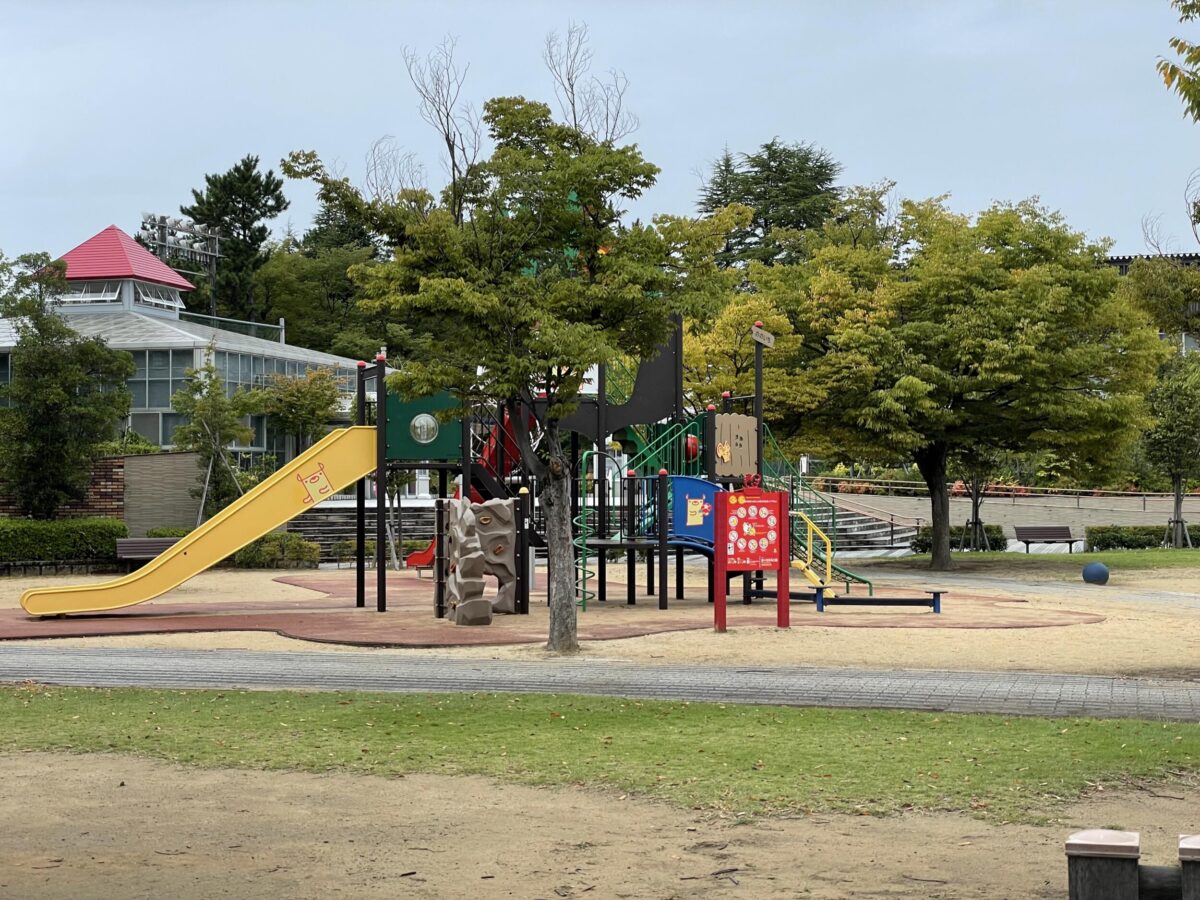 iPhone 12 Pro 望遠カメラで公園を撮影