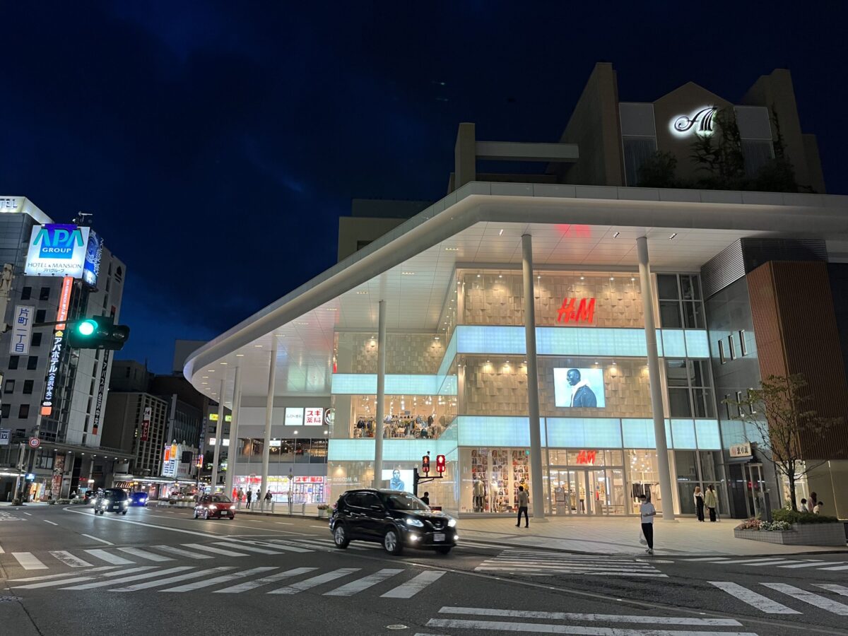 iPhone 13 mini 広角カメエラで夜の街を撮影