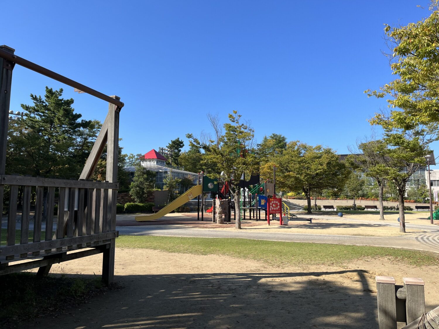iPhone 13 mini 広角カメラで公園を撮影