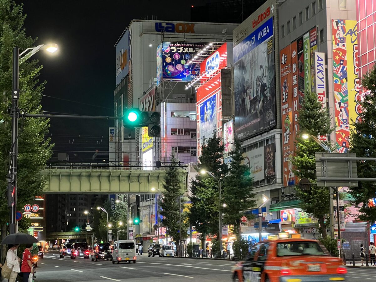 iPhone 13 Pro 望遠カメラで秋葉原の街を撮影