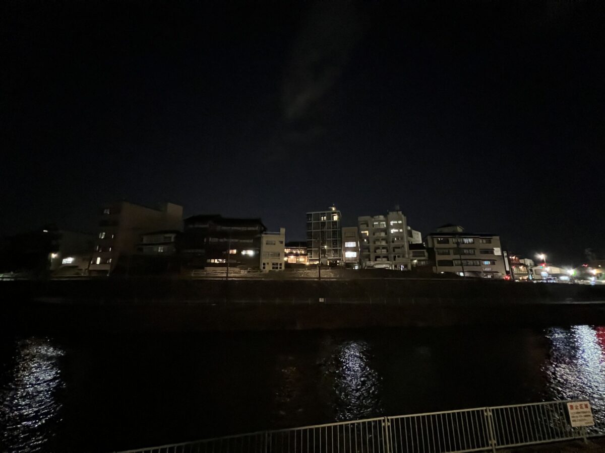 iPhone 13 Pro 超広角カメラで暗いシーンを撮影