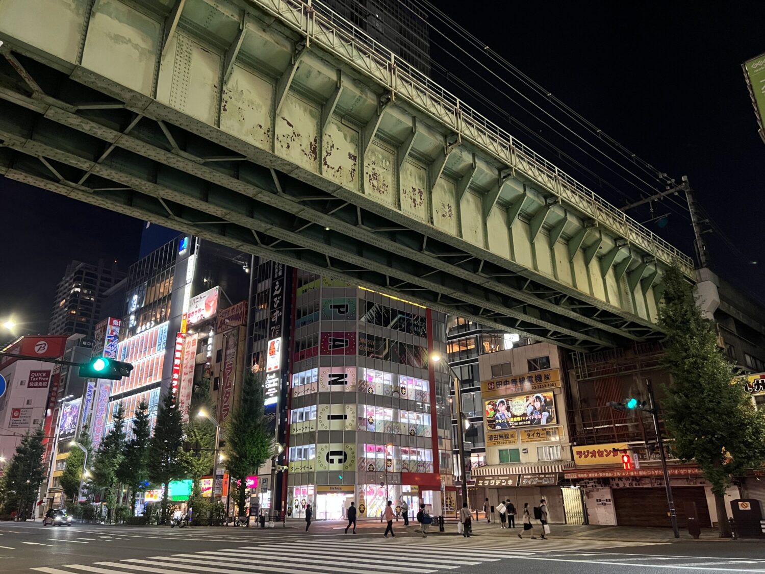 iPhone 13 Pro 広角カメラで秋葉原の夜の高架を撮影