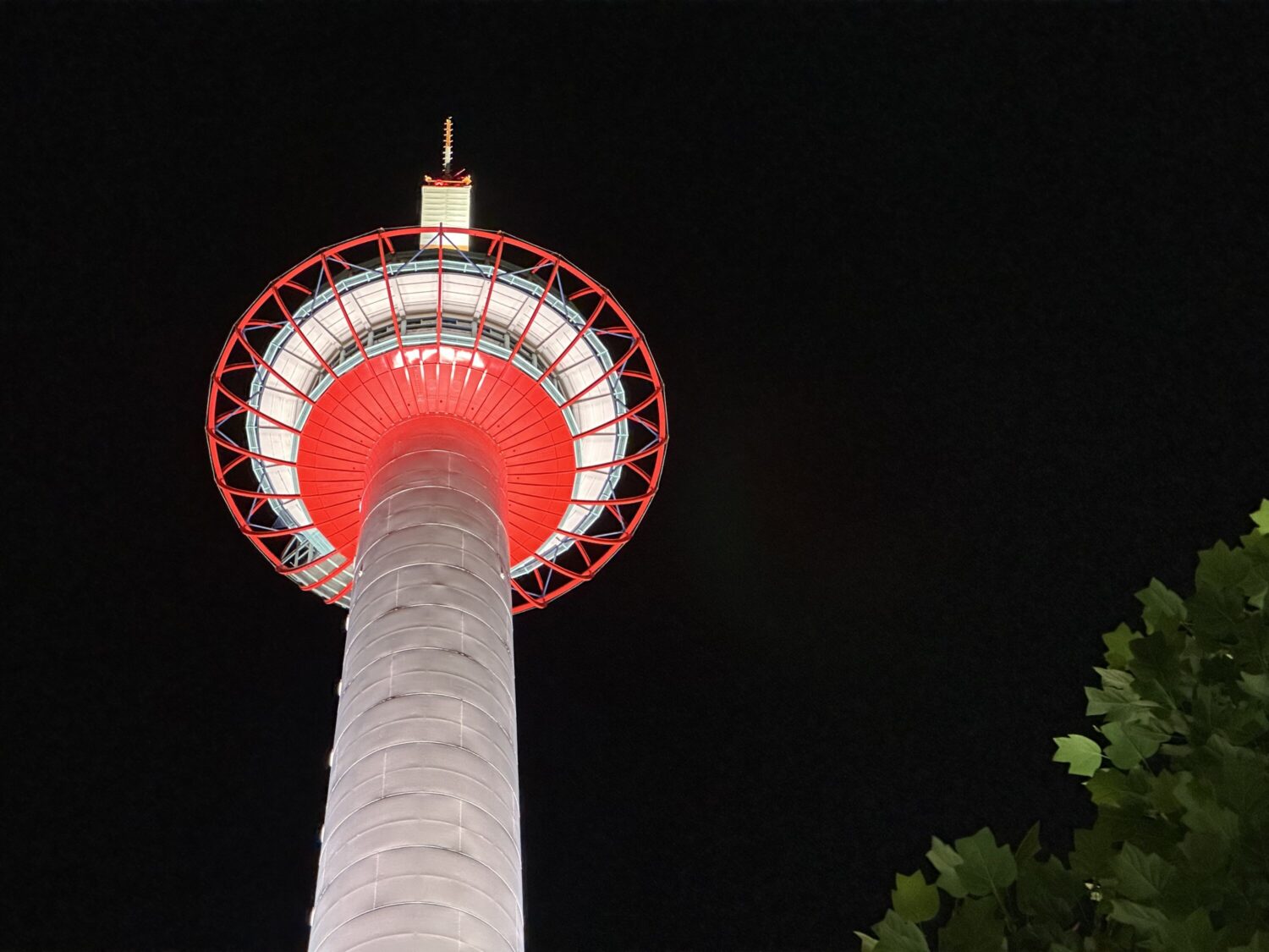 iPhone 14 Pro 望遠カメラ(×3)で夜の京都タワーを撮影