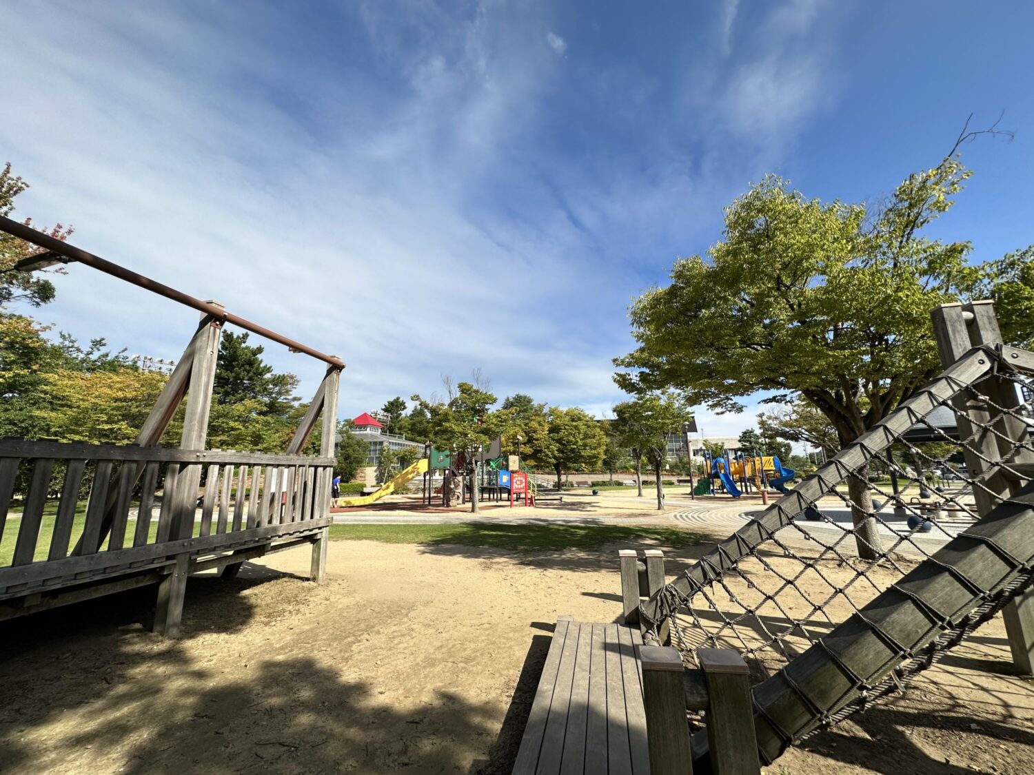 iPhone 14 Pro 超広角カメラで公園を撮影