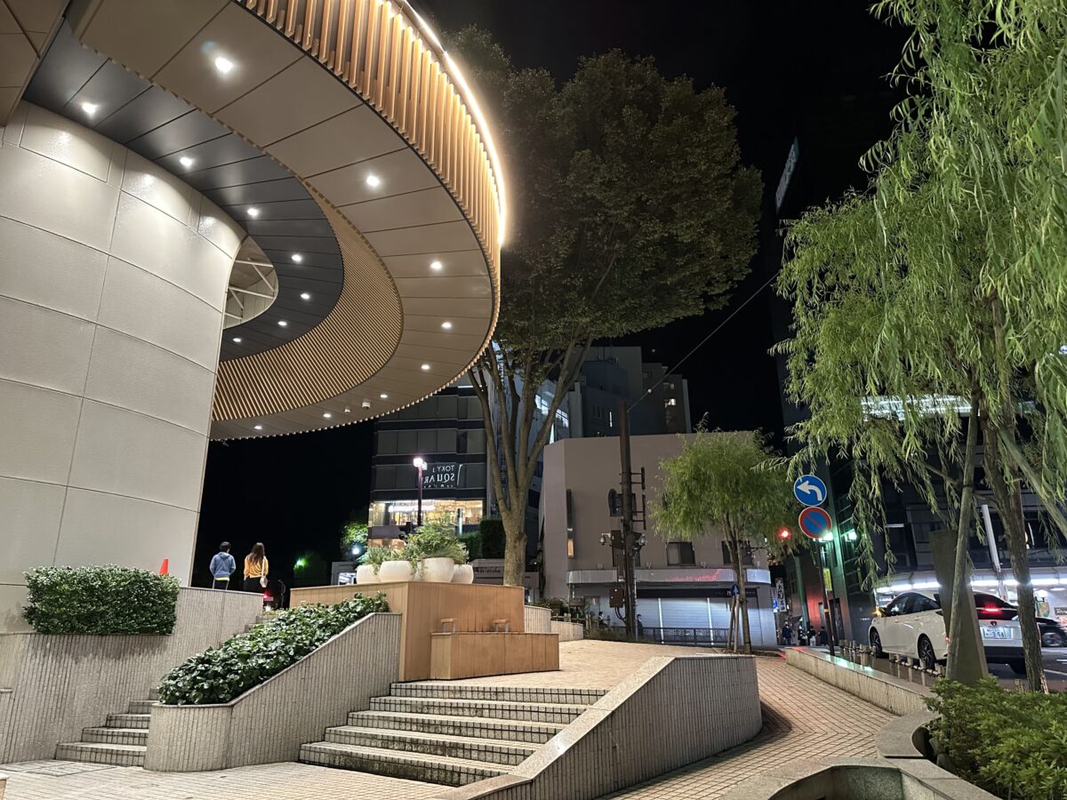 iPhone 14 Pro 広角カメラで夜にライトに照らされた階段を撮影