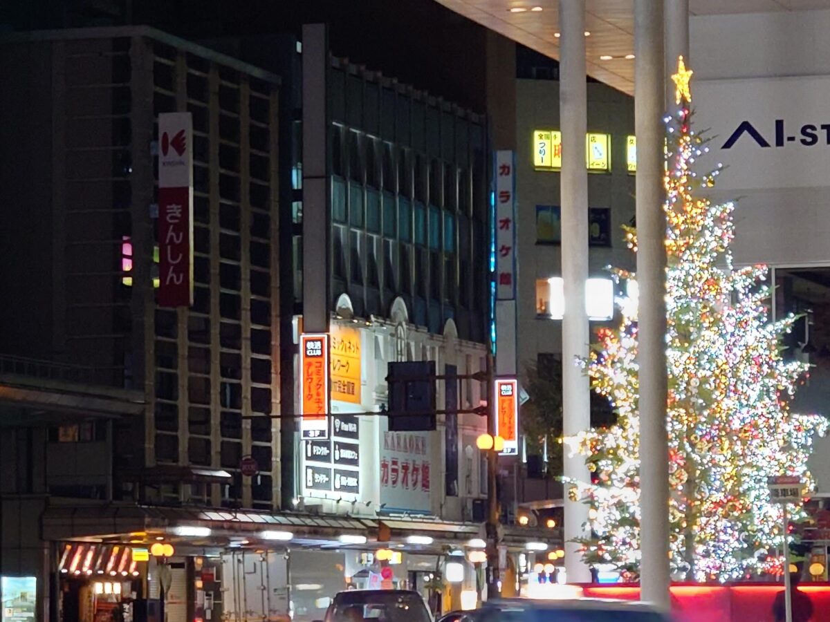 Xperia 5 IV 望遠× 7.5 夜の街を撮影
