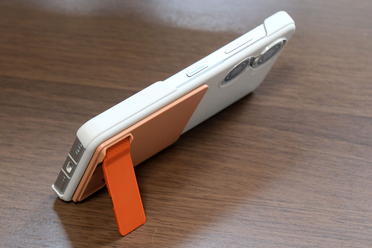 Zenfone 9 + ZF9 CONNEX スタンドモードで立てかけて使う