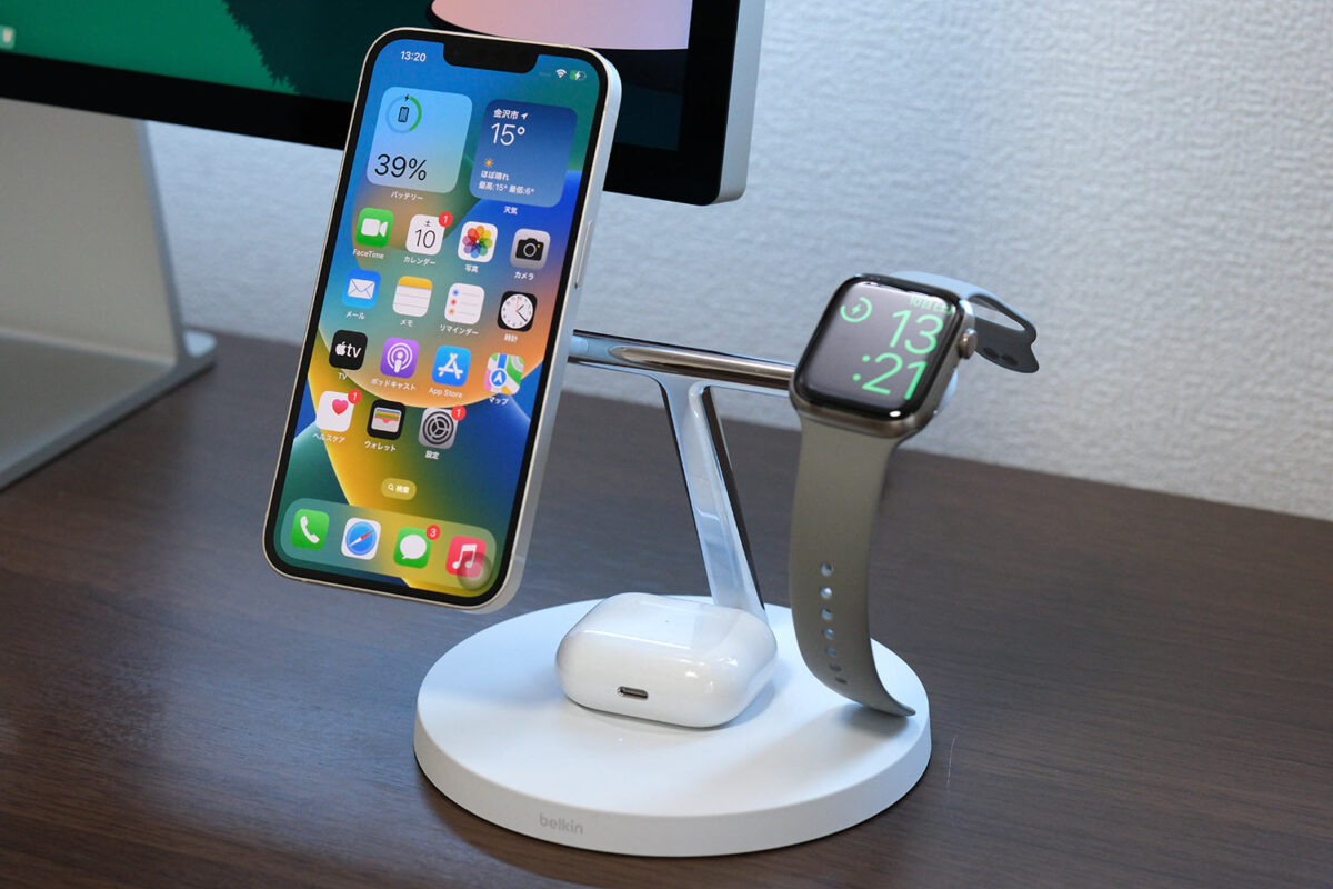 Belkin BOOST↑CHARGE PRO MagSafe 3-in-1 Wireless Charger 15W くっ付けて充電