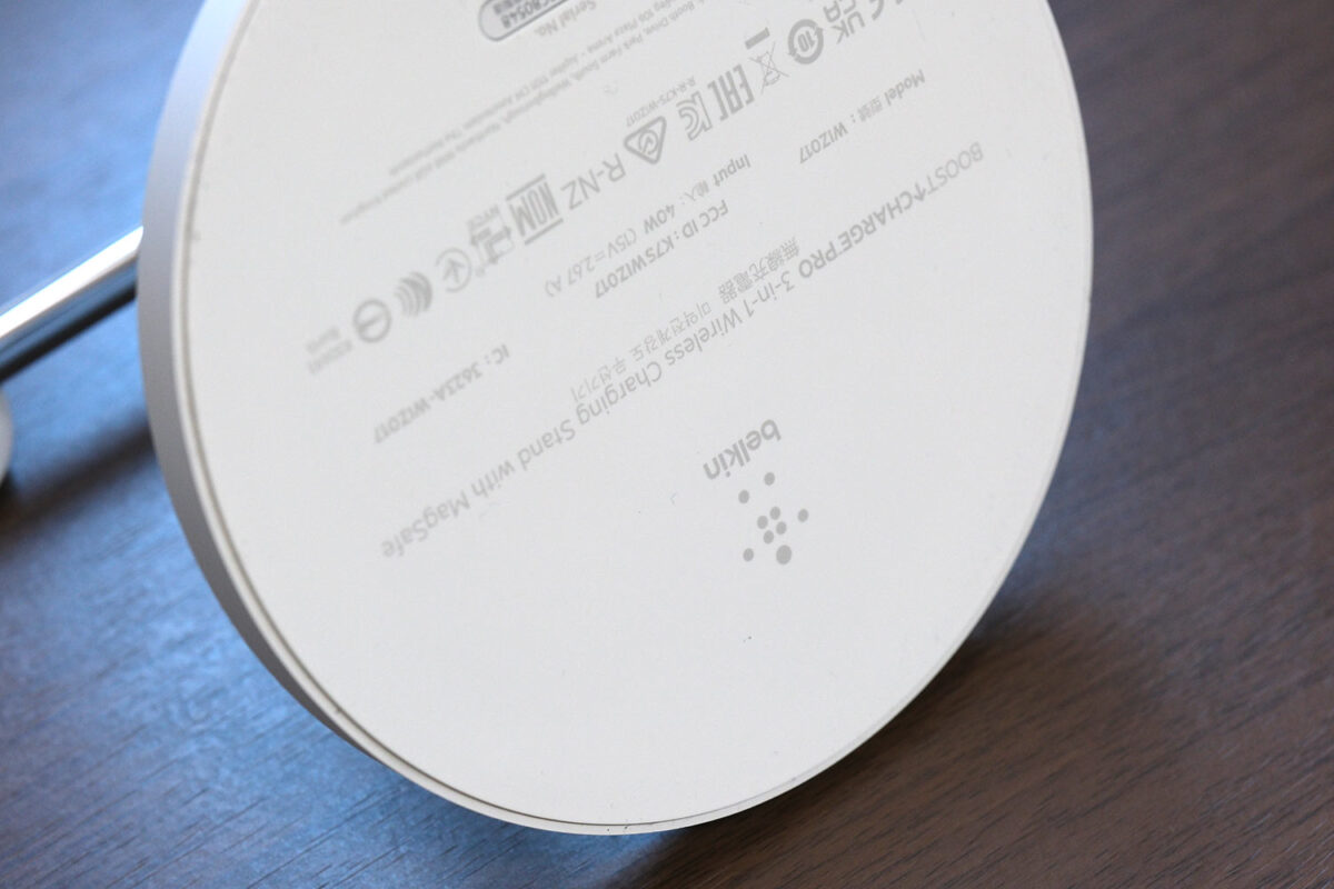 Belkin BOOST↑CHARGE PRO MagSafe 3-in-1 Wireless Charger 15W ゴム足