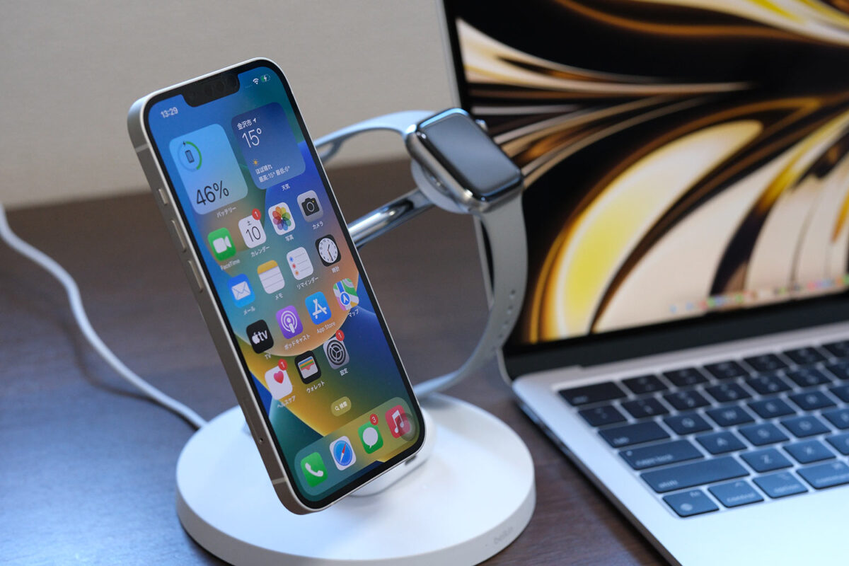 Belkin BOOST↑CHARGE PRO MagSafe 3-in-1 Wireless Charger 15W 縦向き