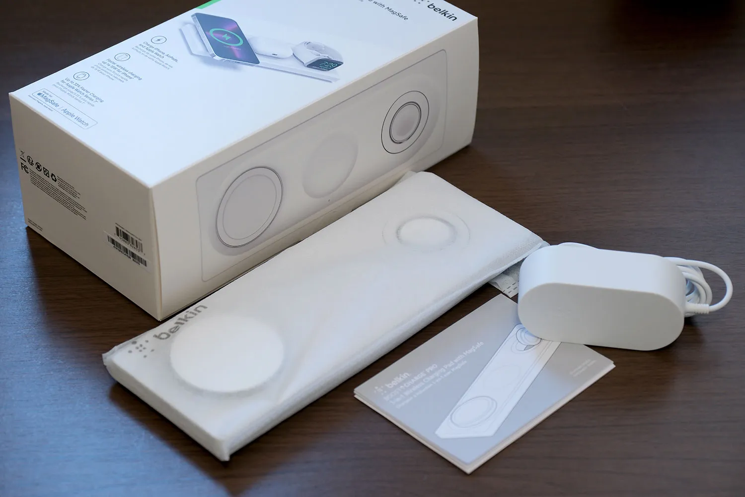 Belkin BOOST↑CHARGE PRO 3-in-1 Wireless Charging Pad with MagSafe 15W 同梱品一色