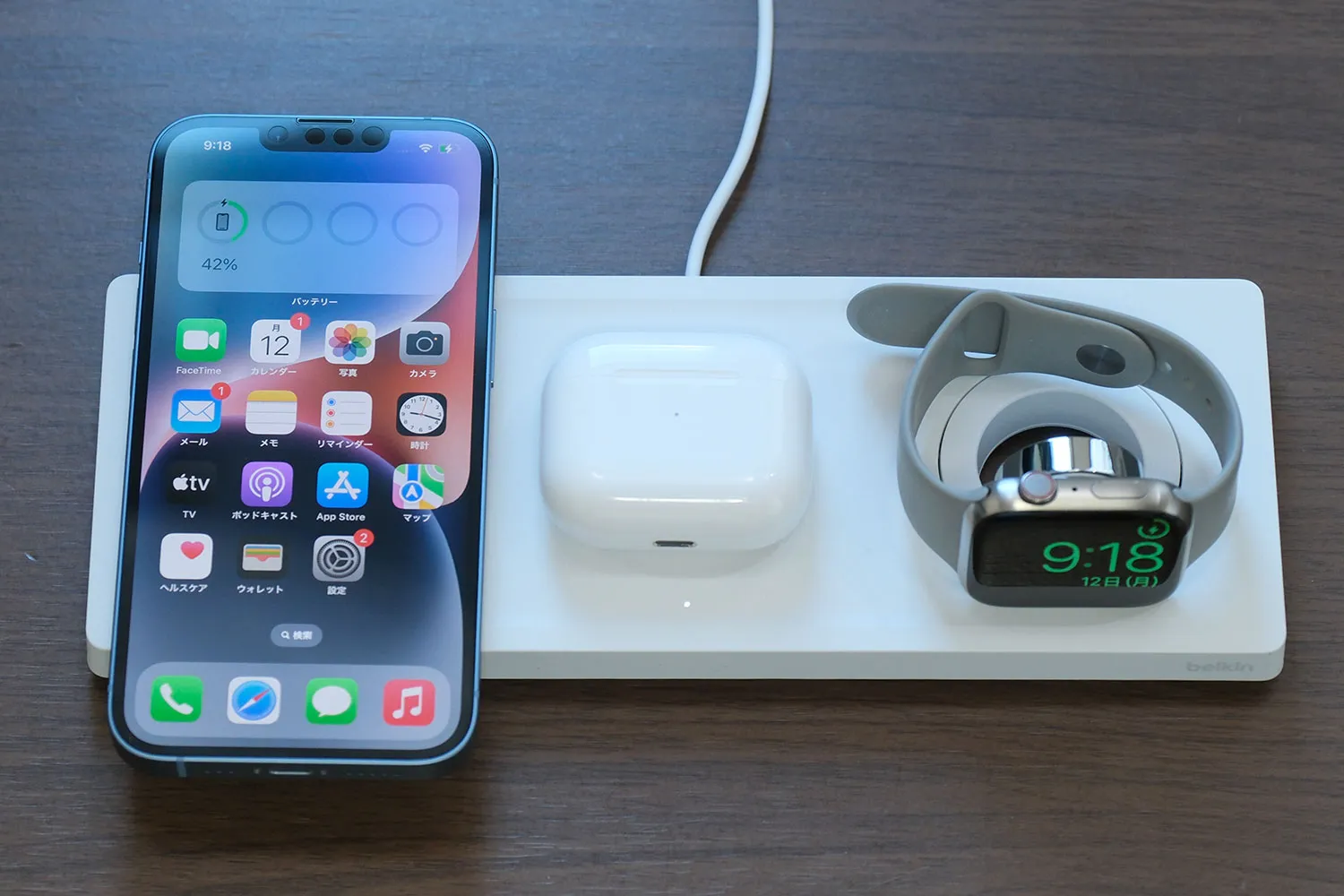 Belkin BOOST↑CHARGE PRO 3-in-1 Wireless Charging Pad with MagSafe くっ付けて充電