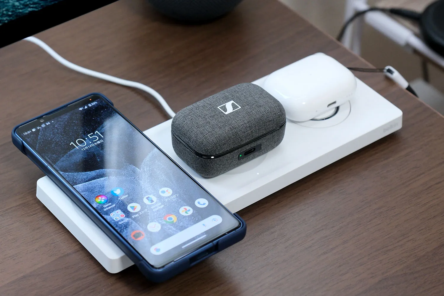 Belkin BOOST↑CHARGE PRO MagSafe 3-in-1 Wireless Charging Pad + Androidスマホ