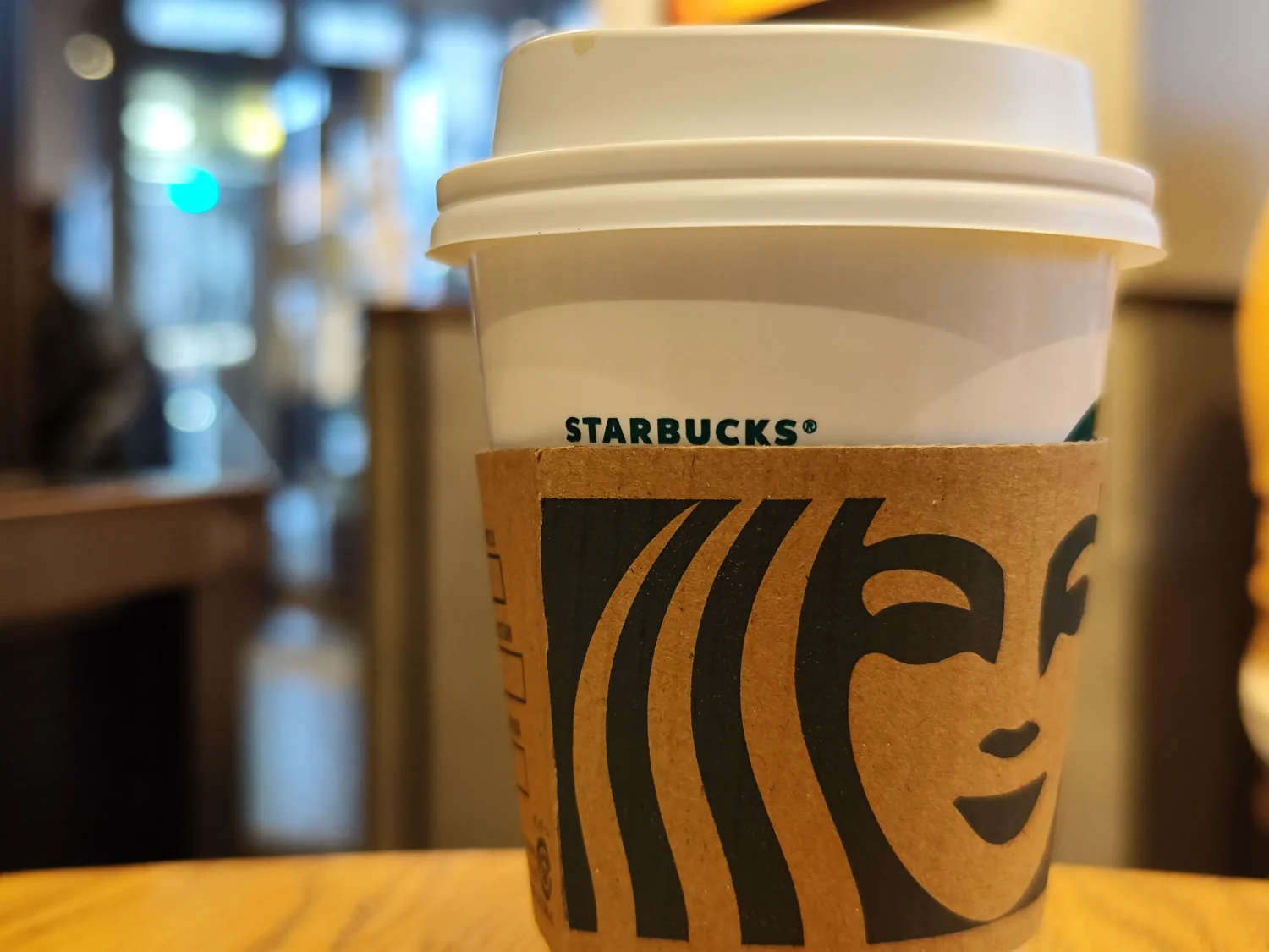 Xiaomi 12T Pro 広角カメラでスタバのコーヒーを撮影