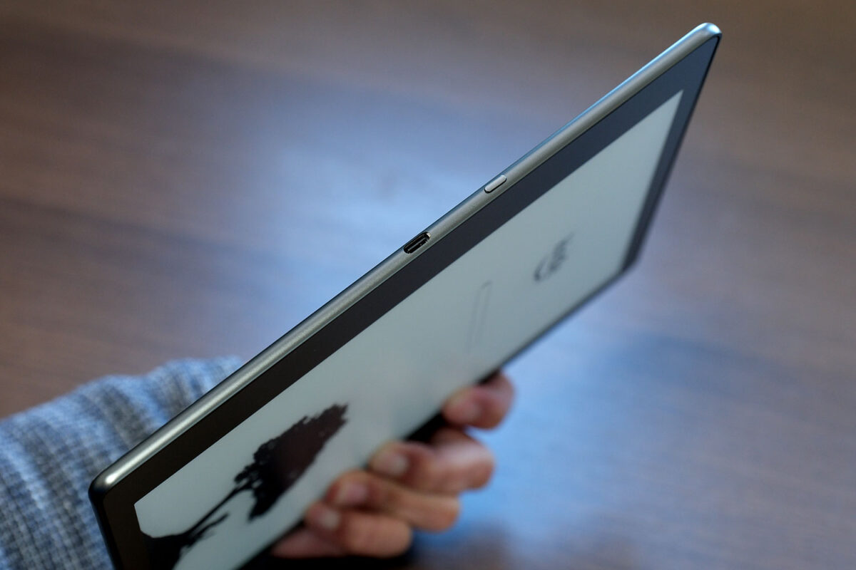 Kindle Scribe 電源ボタンと充電ポート