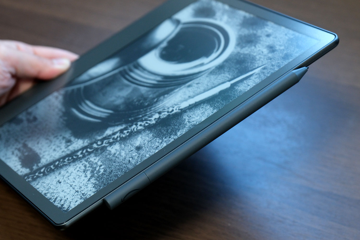 Kindle Scribeの本体にペンをくっ付ける
