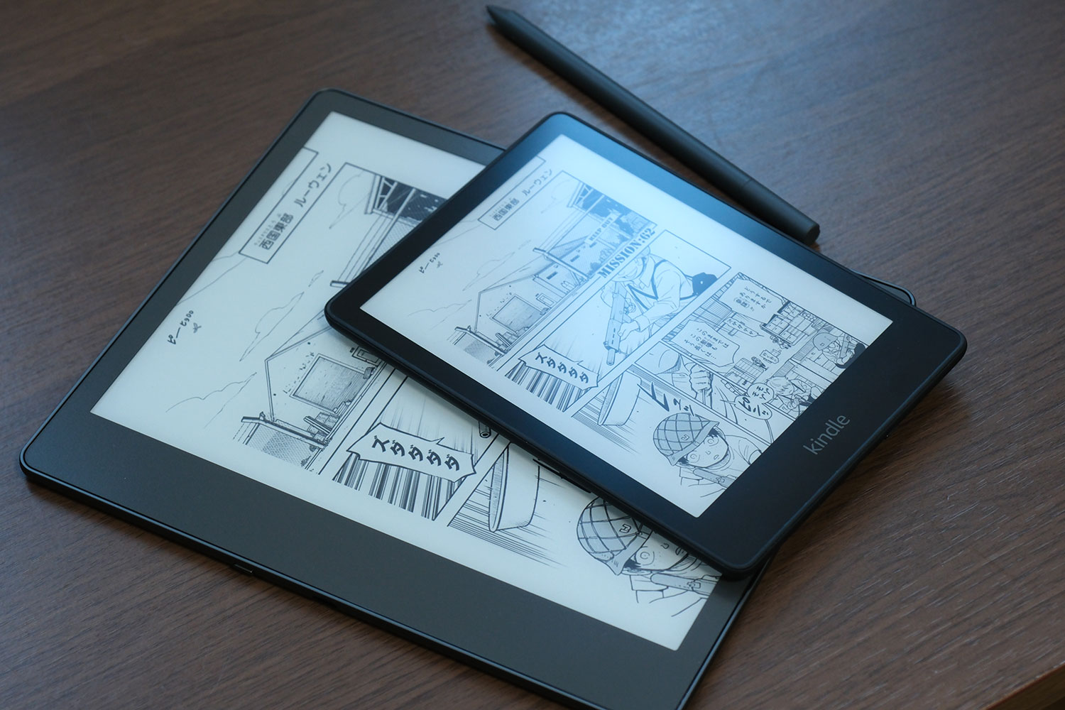 Kindle ScribeとKindle Paperwhiteのサイズ差