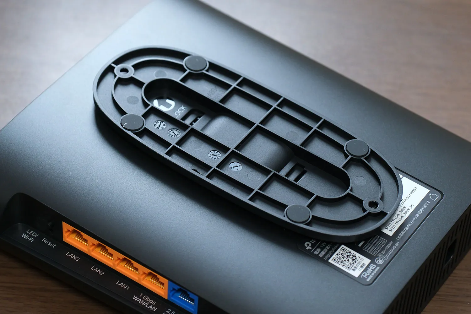 Archer AX80 背面部分にスタンド取り付け