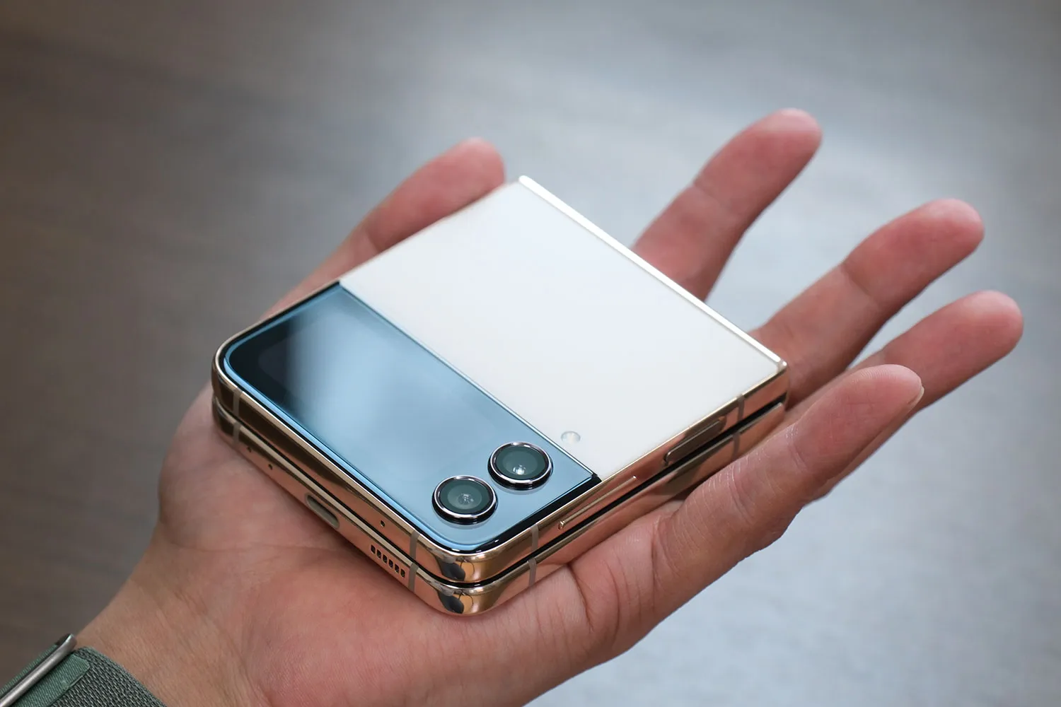 Galaxy Z Flip4 折り畳んで使える