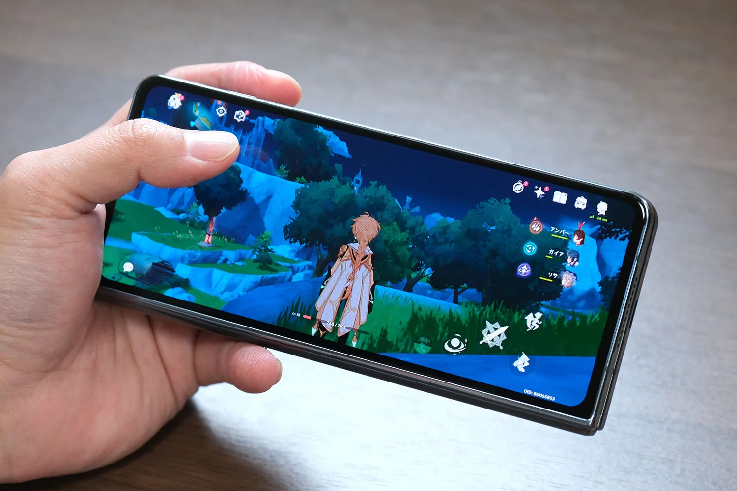 Galaxy Z Fold4 カバーディスプレイで原神