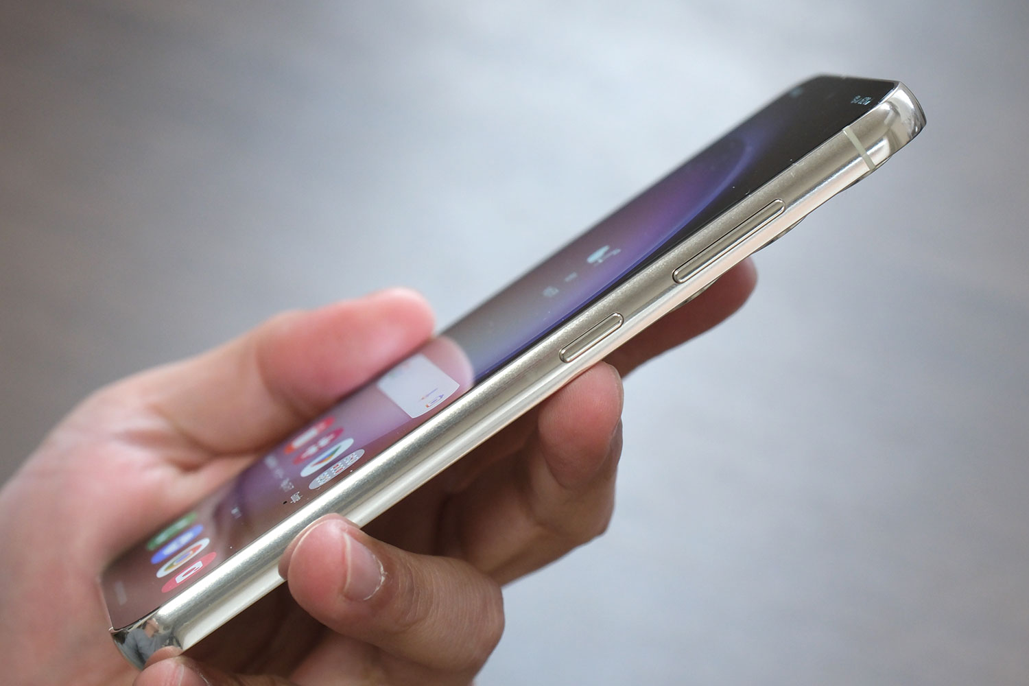 Galaxy S23 本体右操作ボタン
