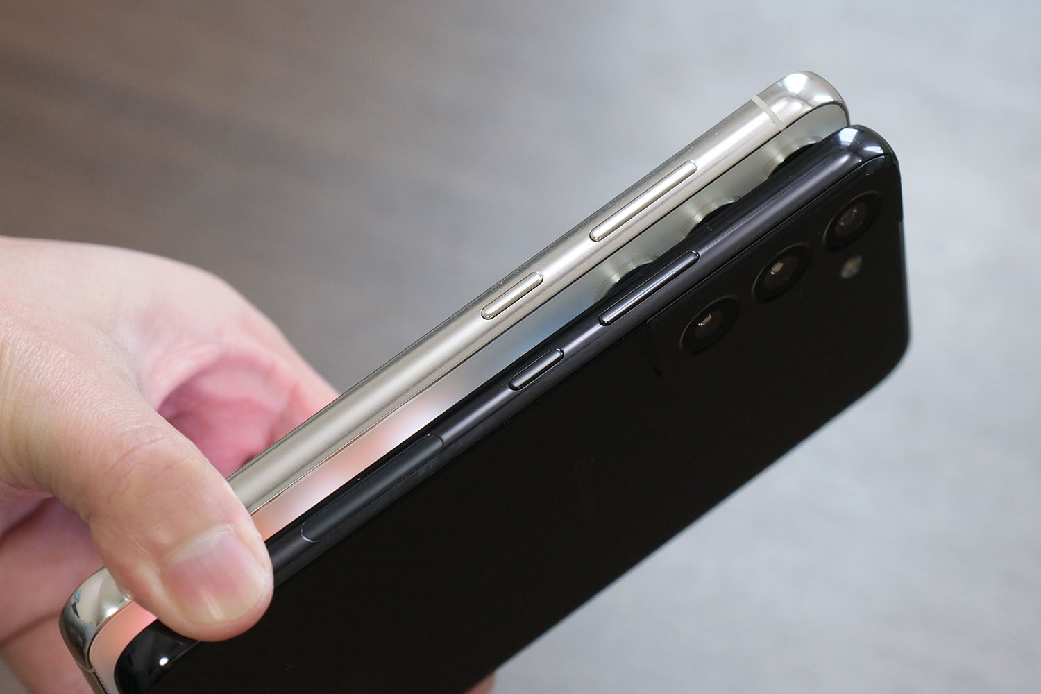 Galaxy S23とS22のボタン配置位置