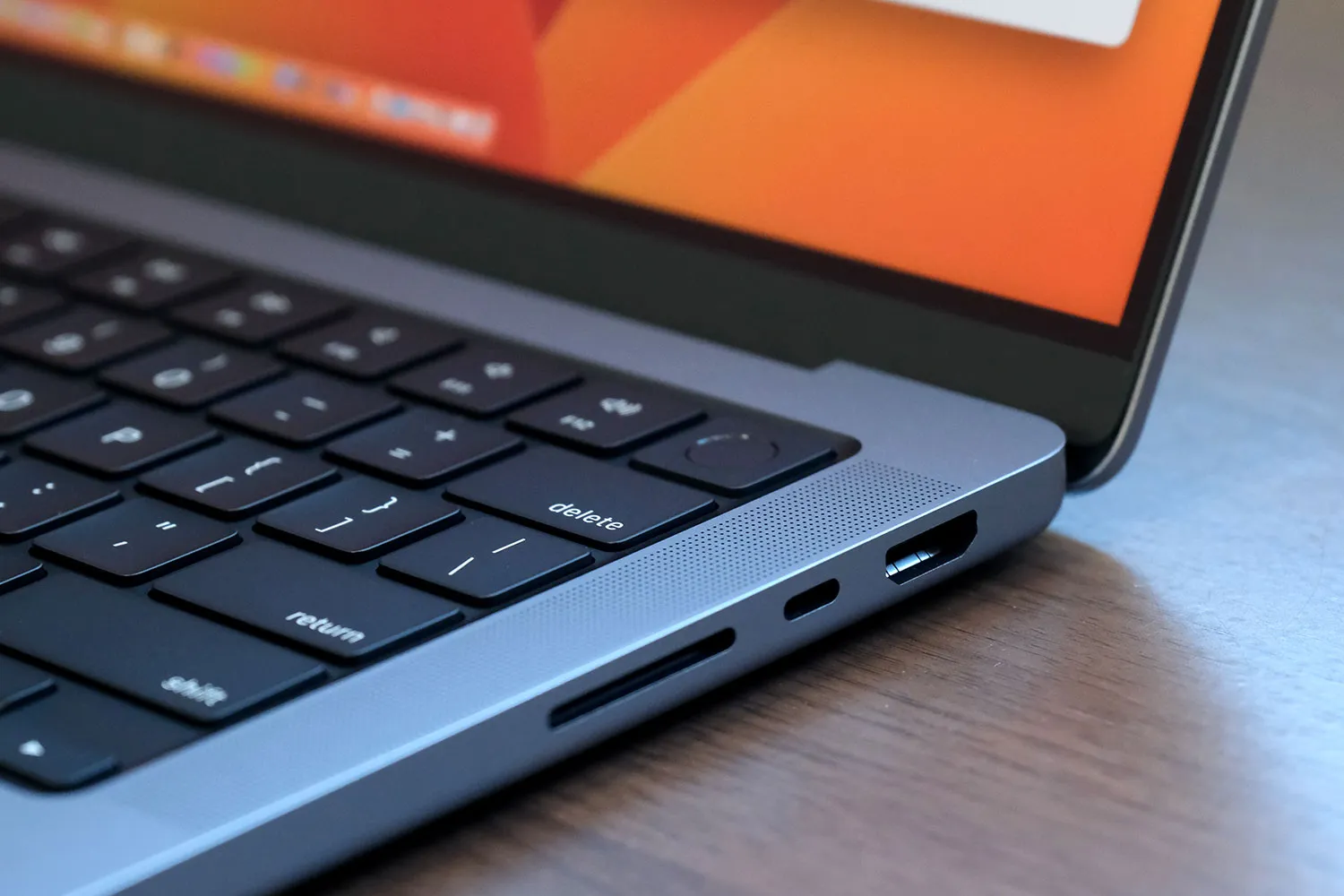 MacBook Pro 14インチ 本体右側のUSB-Cポート